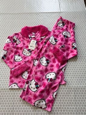 NWT Hello Kitty Pink Fuzzy Trim Girls' Pajama Set. Size 6